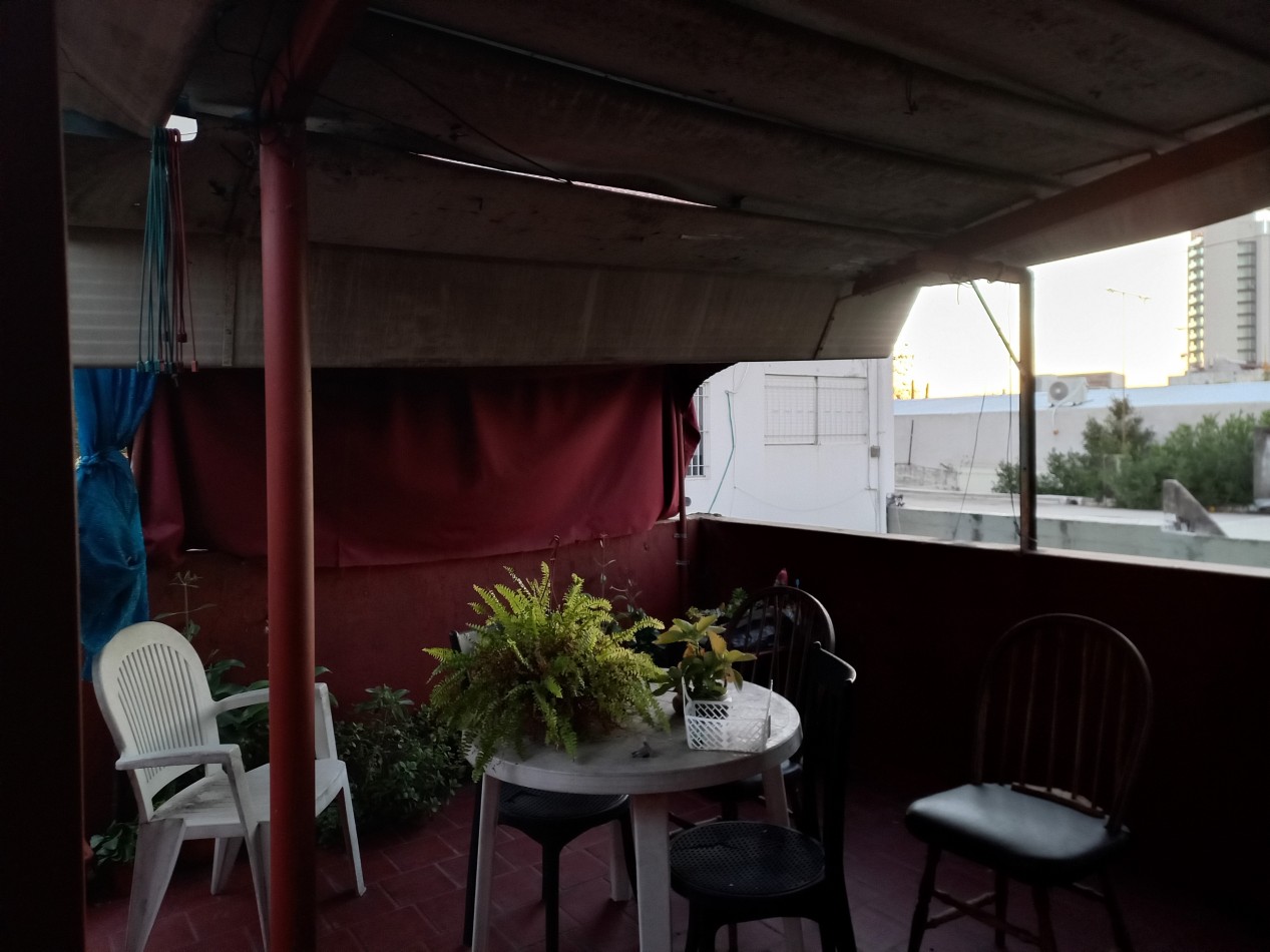PH EN VENTA DE 3 AMBIENTES A PASOS DE LANUSITA