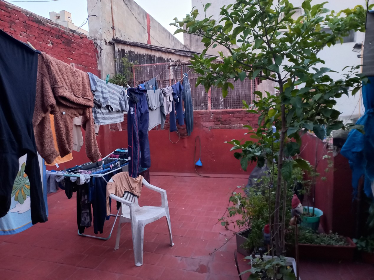 PH EN VENTA DE 3 AMBIENTES A PASOS DE LANUSITA