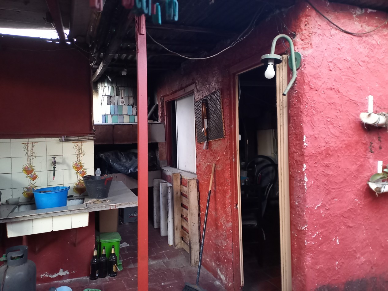 PH EN VENTA DE 3 AMBIENTES A PASOS DE LANUSITA