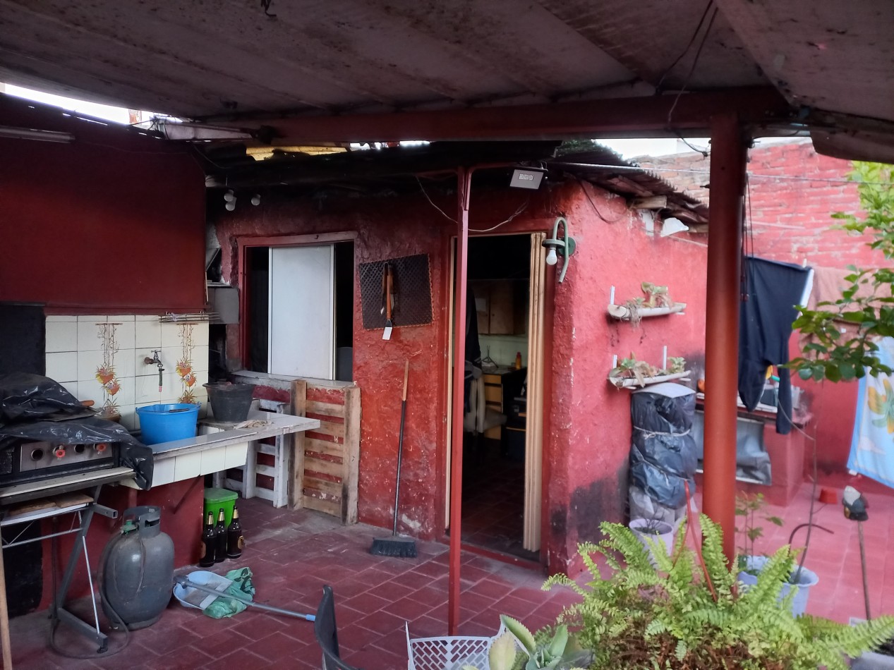 PH EN VENTA DE 3 AMBIENTES A PASOS DE LANUSITA