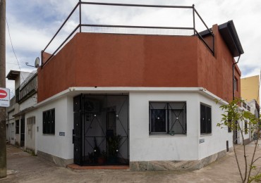 Venta Casa en esquina con Cochera en Temperley